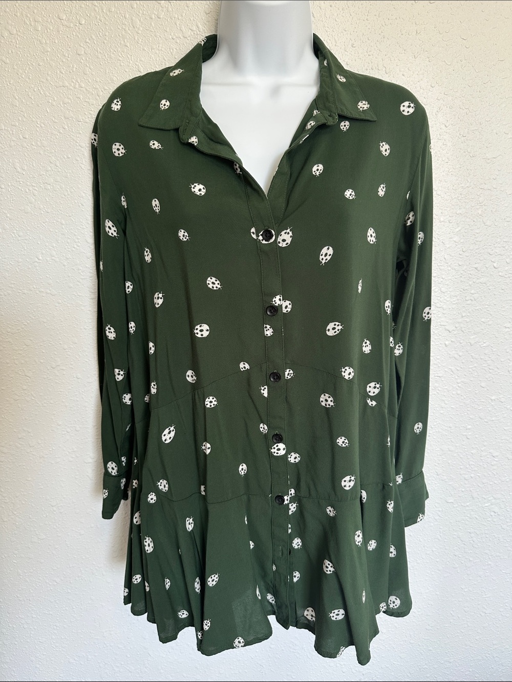 Anthropologie 11-1-Tylho Lakin Green Tunic Ladybug Button Down Shirt Size Small